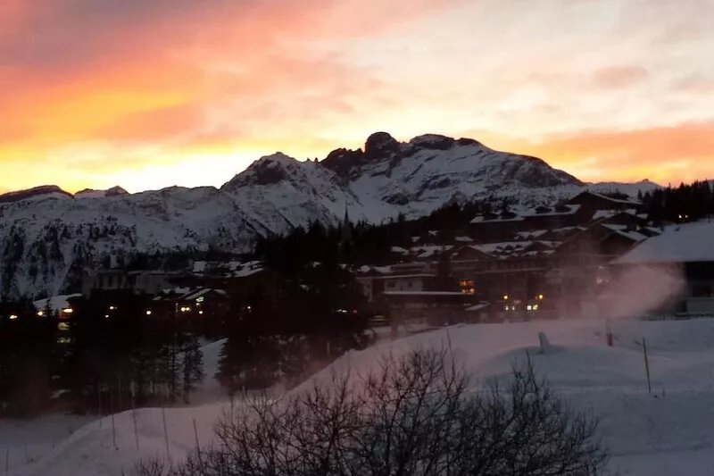 COURCHEVEL 1850 RESIDENCE CHALET STYLE - BEAUTIFUL VIEW ON MASSIF DE LA VANOISE