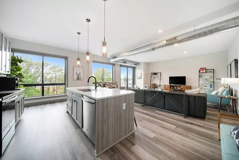 Luxury Downtown Apartment, 2-Bed 2-Bath with Balcony Overlooking the River!
