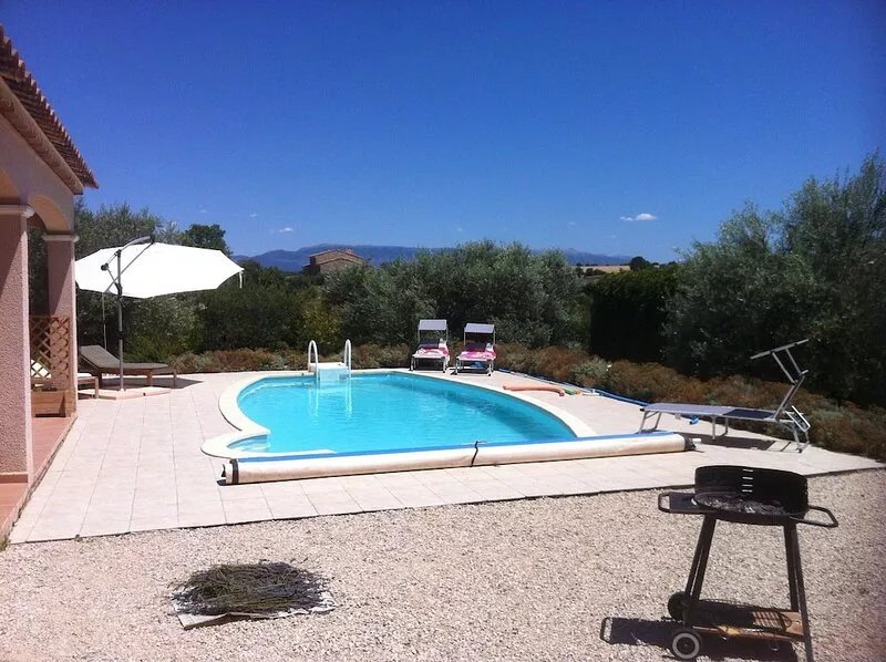 Provence, villa with swimming pool, on the lavender plateau, sunny