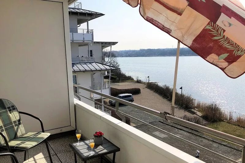 Small apartment with a balcony and a direct view of the lake on the 2nd floor