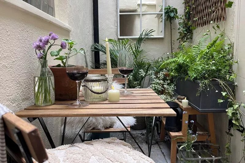 Cosy Georgian cottage, very central, newly renovated, with a courtyard, sleeps 3