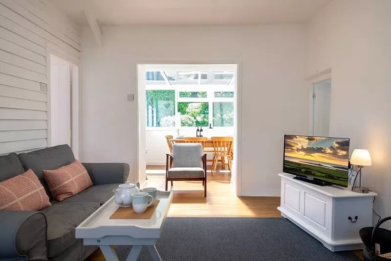 Ty Capel Bach - Traditional Cottage