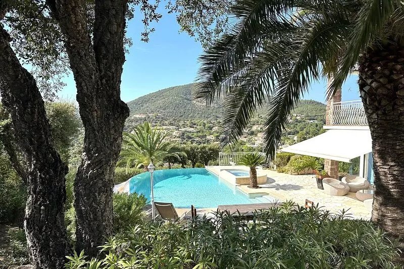 Beautiful villa - nice view - large swimming pool - in the baye of Saint Tropez