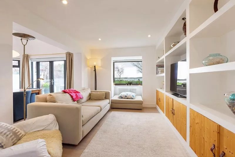 Modern bungalow on the water, near airport and Dublin.