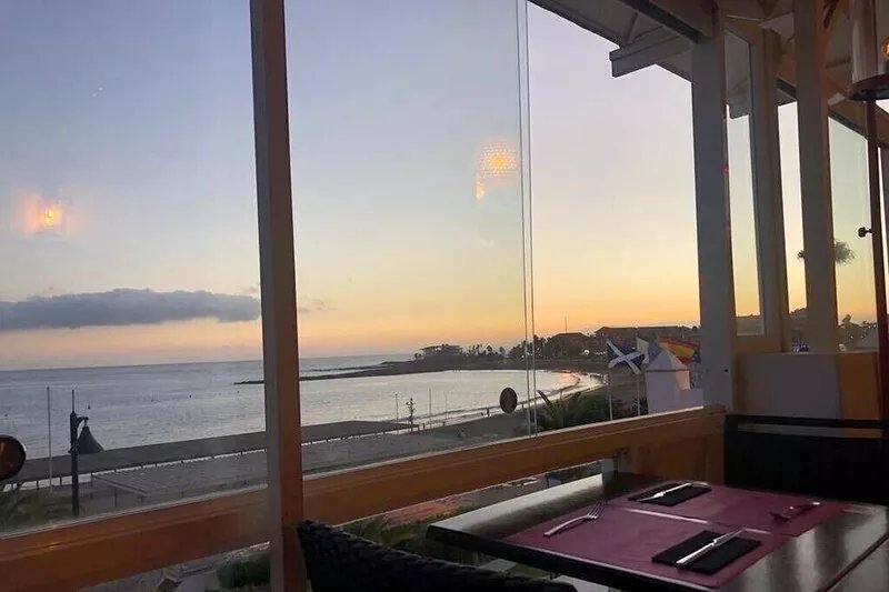 Modern1 bed apt with AC seaview.Azahara overlooks las Vista beach