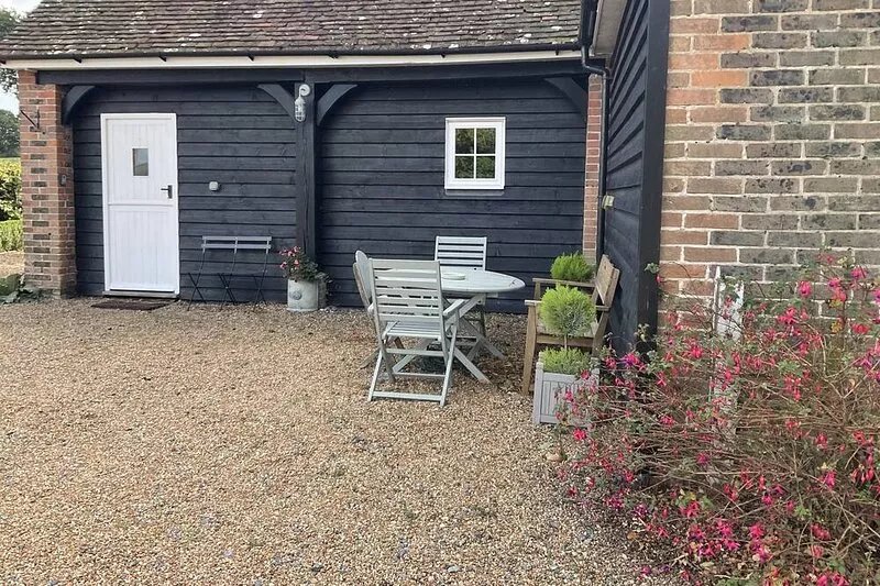 Peaceful rural detached coach house cottage near Rye.