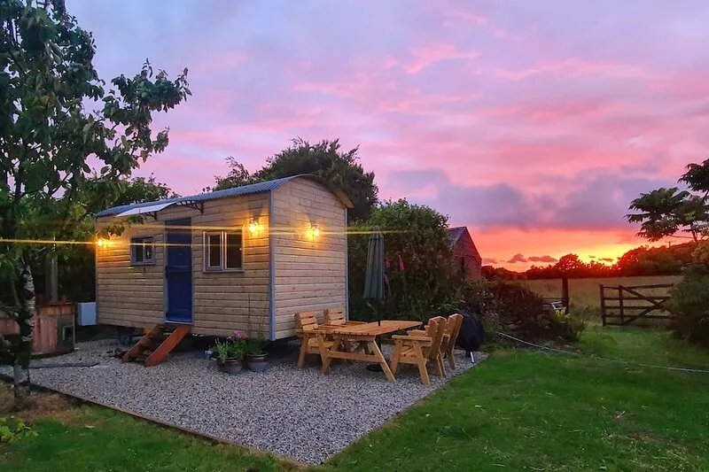 Luxury romantic shepherd's hut - hot tub and Aga