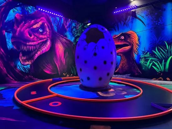 GlowZone Hollywood Schwarzlicht 4D Minigolf Frankfurt