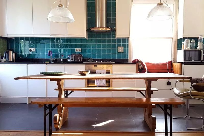 Bright, sunny & spacious 3 bed/2 bath triplex in Notting Hill