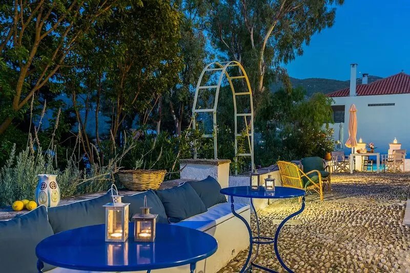 Green setting with swimming pool in the heart of the village, ideal for families
