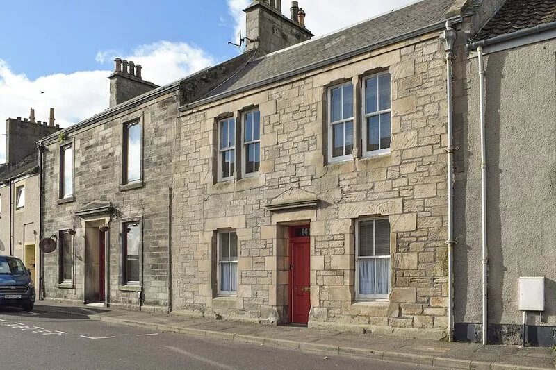 A spacious house in an ideal location, across the road from the beach.