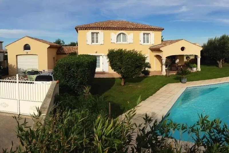 Family villa with pool near sea