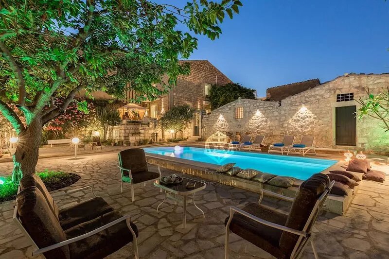 Villa for 12/14 people garden, pool, bbq, 100 meters from the sea, A / C