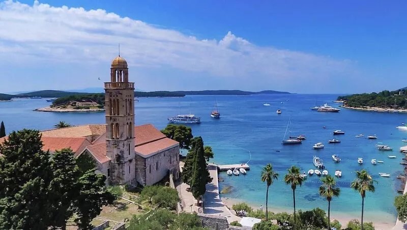 Outdoor oasis -apartment, close to center of Hvar