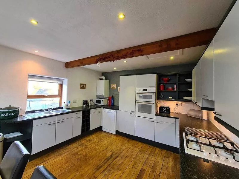 Brew House: 3 Ensuite Beds, Patio Garden, 3 Car Parking, Level walk to town