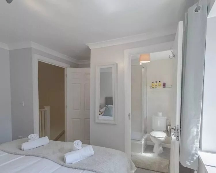 "Ginger and Gold Haven" – Peaceful Retreat with Free Parking, Garden, and