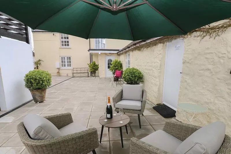 CLEMENTINE COTTAGE, pet friendly, with a garden in Manorbier