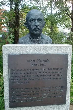 Max Planck Denkmal