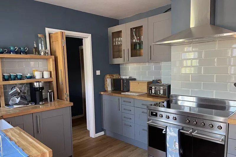 DaneSide New Forest 3 bed house. Hot tub, on stream by sea & shops. Dog friendly