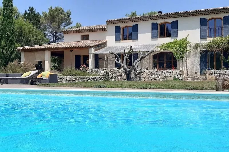 Provencal house near Aix en Provence with bowling pitch and swimming pool.