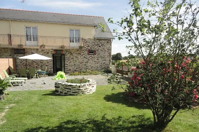 7 km from DERVAL, stone house for 5 adults + 1 baby. INTERNET BOX.