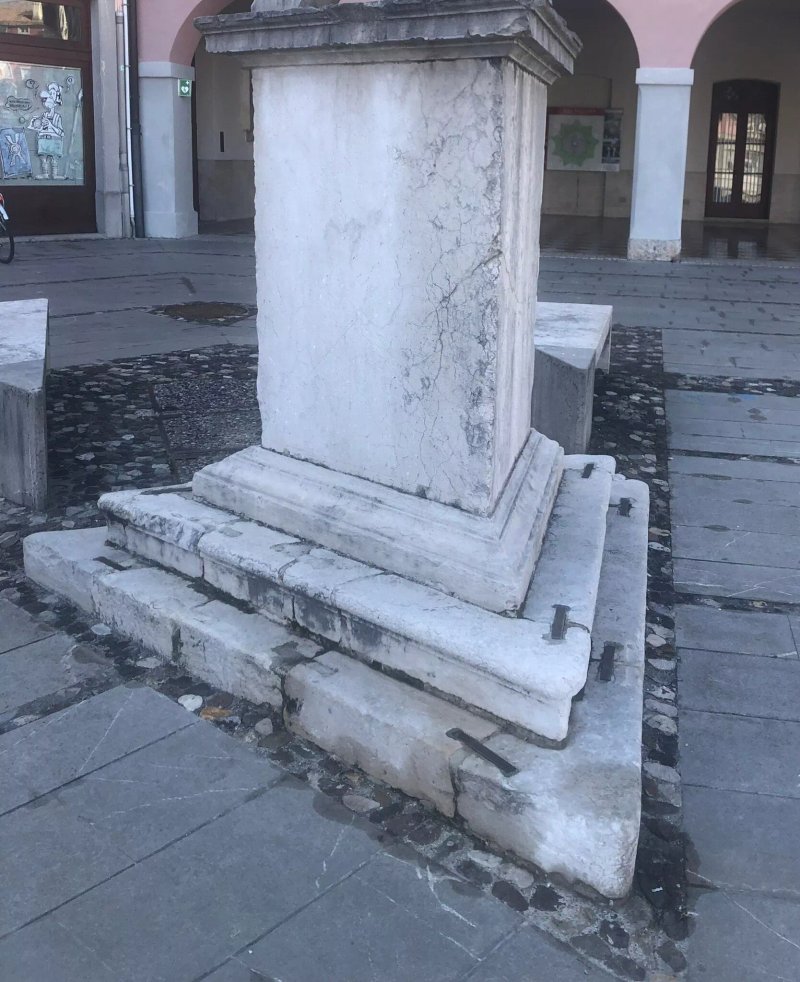 L ' Obelisco