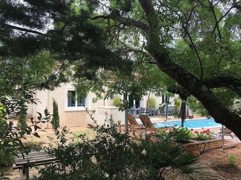 Villa with swimming pool, large terrace, all comfort, enclosed garden, calm