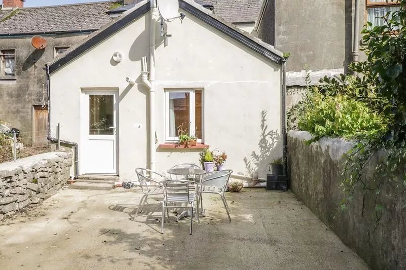 GLEBE HOUSE, pet friendly, with open fire in Ballinrobe, County Mayo
