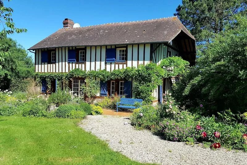 Typical house from Normandy of charm with a beautiful park