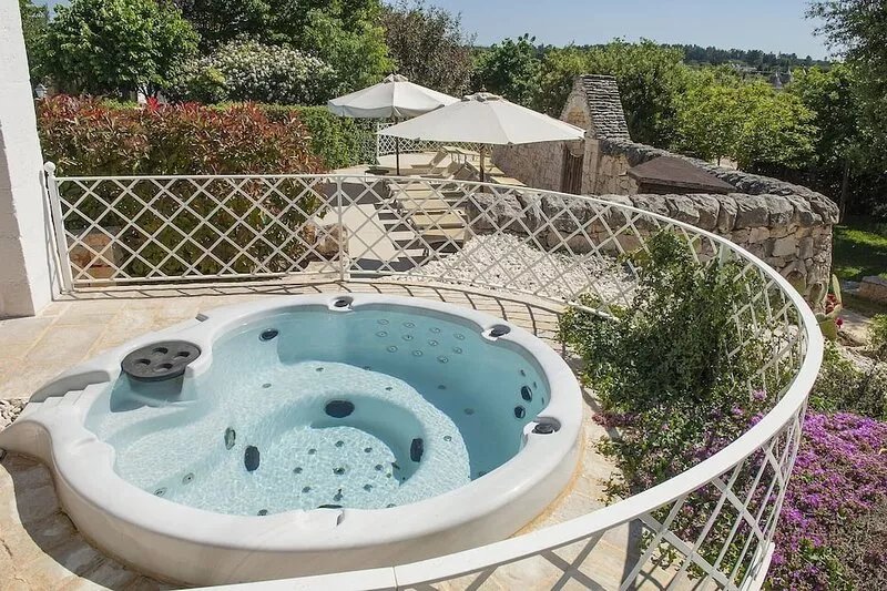 Trulli Valle d'Itria - Trulli del Melograno with 5 beds and large swimming pool