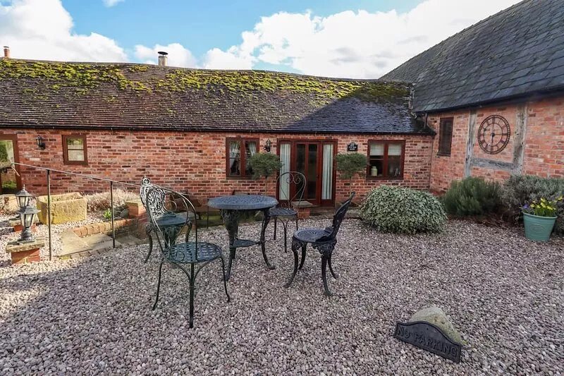 THE OLD DAIRY, pet friendly, with open fire in Church Stretton