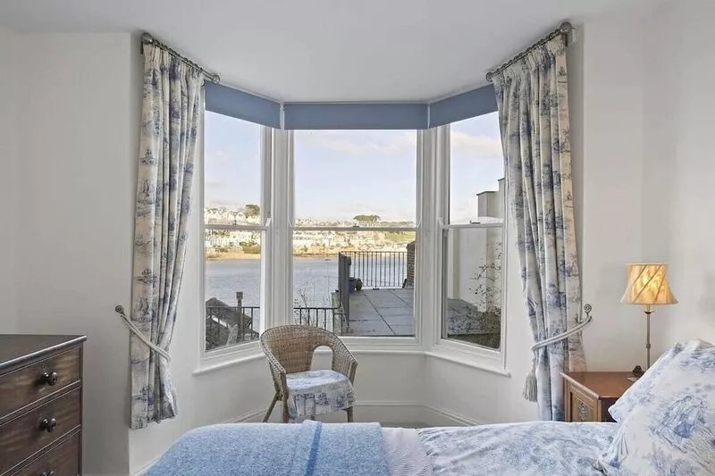 Apartment, Sea Views & Terrace on Waters Edge