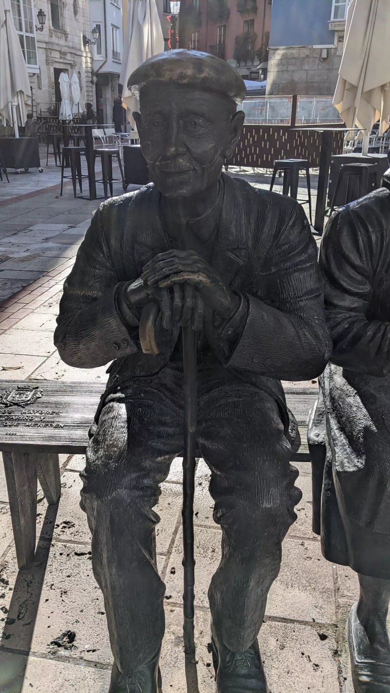Escultura Pareja De Ancianos Sentados