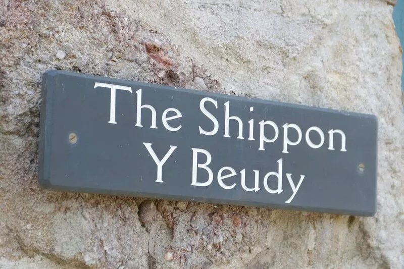 NO 4 THE SHIPPON, pet friendly, with open fire in Llannerch-Y-Medd
