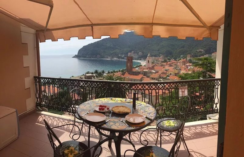 Noli:apartment, in the '800 villa, terrace and garden. overlooking the Gulf