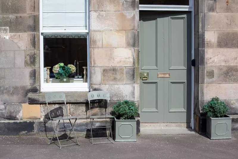Superior ground floor pied à terre with short walk to golf courses