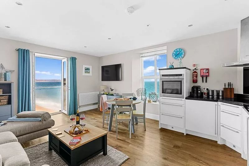 11 At The Beach, Torcross -  an apartment that sleeps 4 guests  in 2 bedrooms
