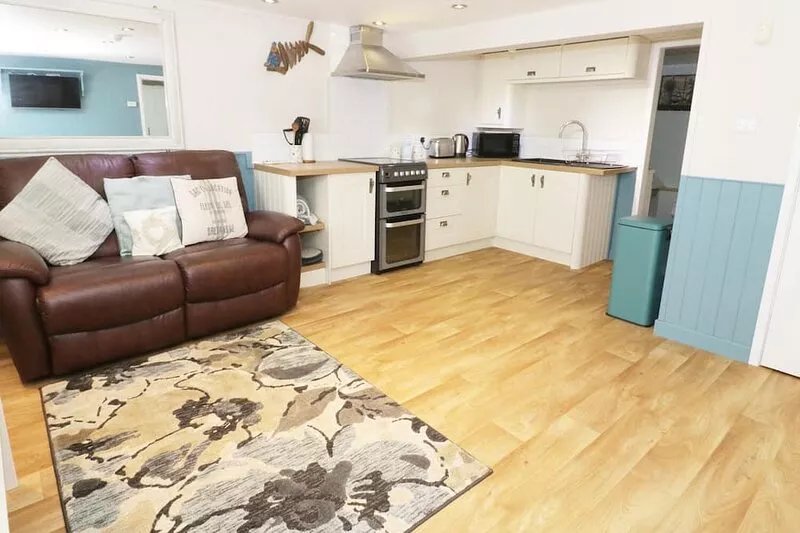 THE HIDEAWAY, pet friendly, country holiday cottage in Benllech