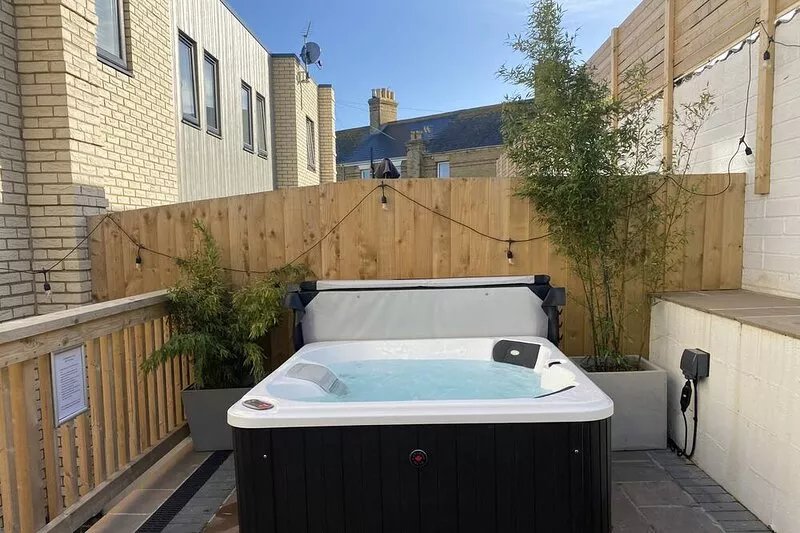 Luxury 3 Bed House and Hot Tub - Sandown Seafront