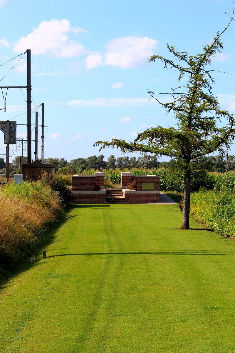 Larch Wood (Railway Cutting) Cemetery