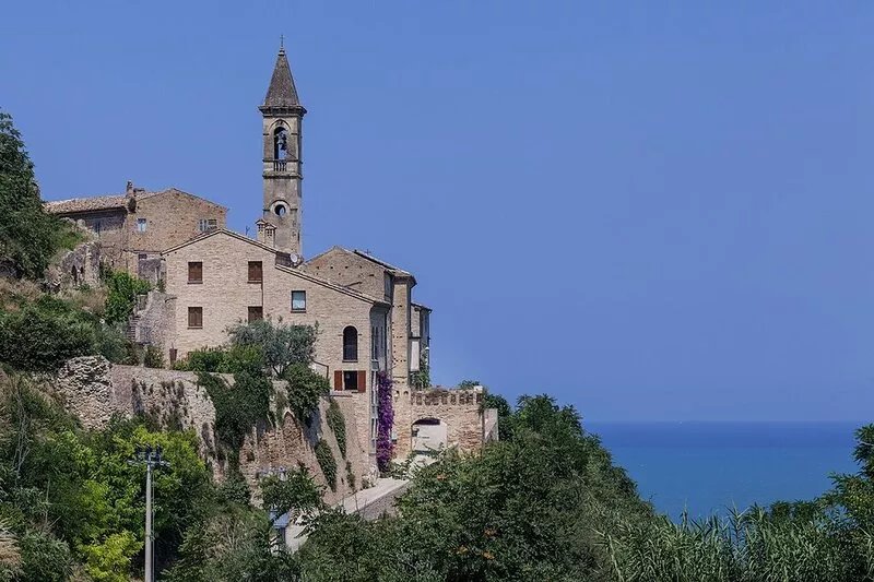 Four-story villa with sea views, located in the historisc