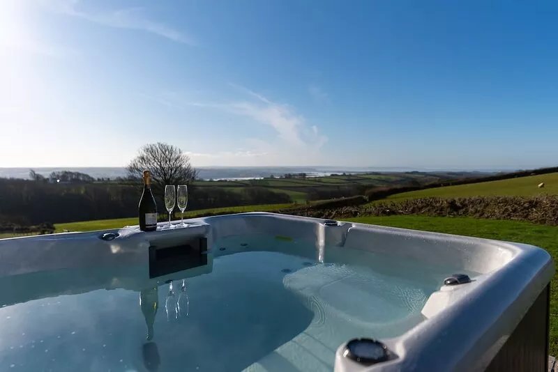 Pretty, 2-bedroom barn conversion with hot tub close to North Devon beaches