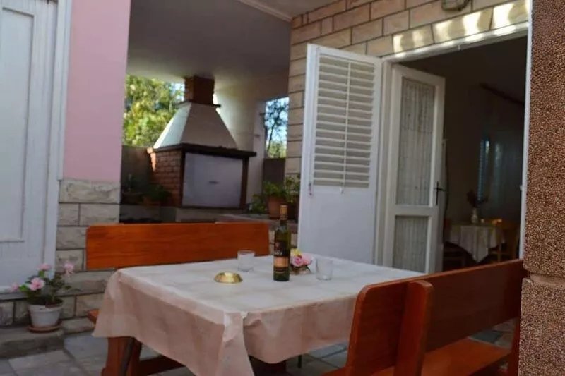 Two bedroom apartment with terrace Kukljica, Ugljan (A-8277-b)