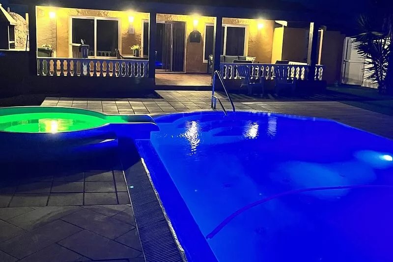 Ideal villa for relaxation, with pool and whirlpool, good views of the mountains
