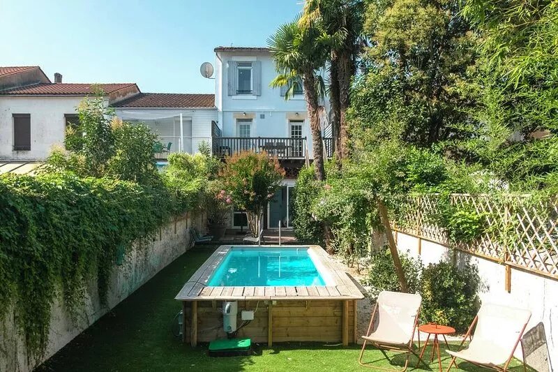 Newly renovated three storey Townhouse with garden, pool and lovely sun terrace.