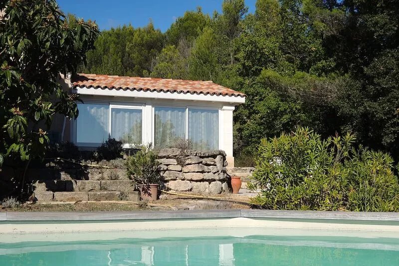 Charming little house with pool at the foot of the Luberon