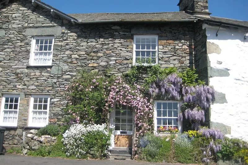 BRYONY COTTAGE, private parking, wifi, sleeps 3, tranquil central location