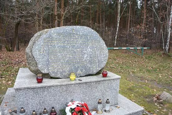 Pomnik pamieci rozstrzelanych w rembertowskim lesie