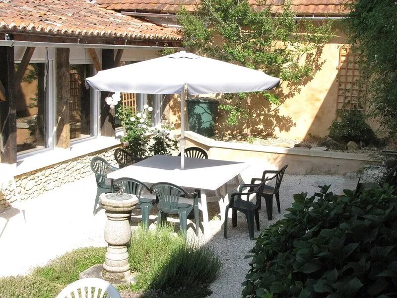 Spacious and tranquil Farmhouse, Private Pool and Beautiful Walled Courtyard.