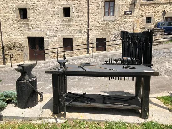 Esculturas Y Pinturas En El Casco Historico De Artziniega